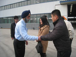 印度客戶來訪，并訂購FYL-850座駕壓路機